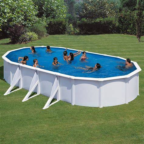 Piscina ovalada de acero blanca en jardín