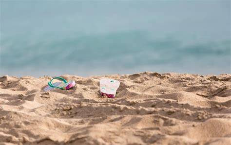 Mascarillas desechadas en playa y océano