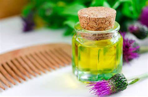 Aplicación de aceite de bardana en cabello