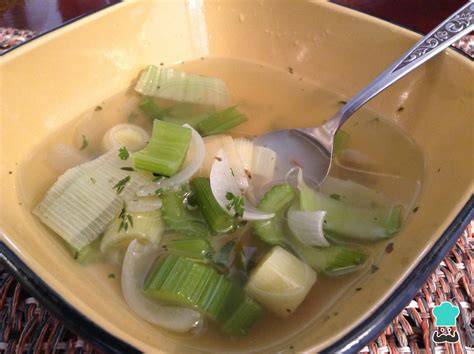 Caldo vegetal depurativo con cebolla apio zanahoria