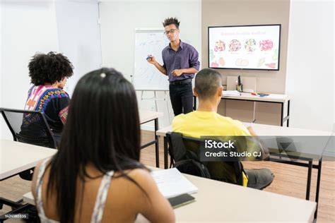 Profesor impartiendo clase con mascarilla transparente