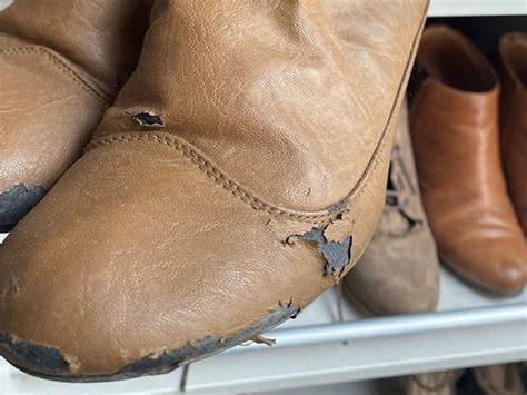 Zapatos de piel hidrofugada con gotas de agua