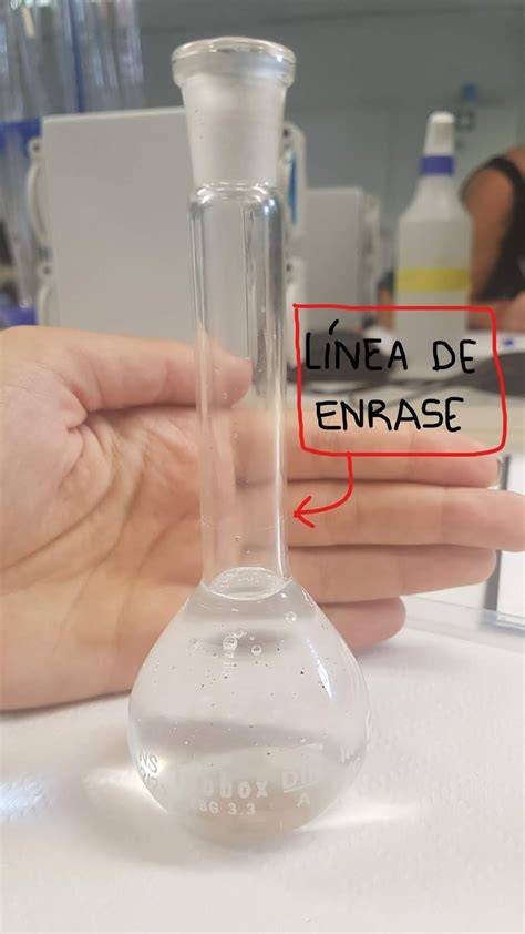 Matraz aforado con línea de enrase
