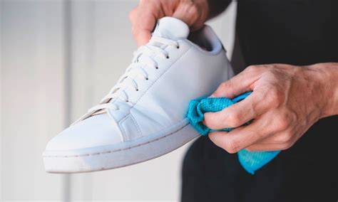 limpieza preliminar de zapatillas blancas