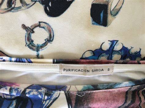 camiseta blanca con rosas Purificación García