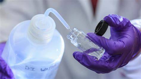 Frasco de agua destilada en laboratorio