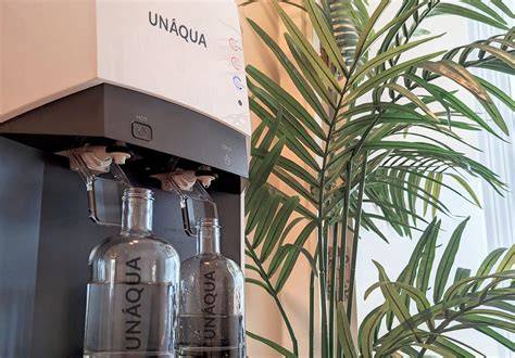 Botellas de plástico y fuente de agua filtrada