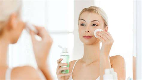 Aplicación de tónico facial con disco de algodón