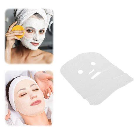 Mascarilla facial de gasa sobre rostro