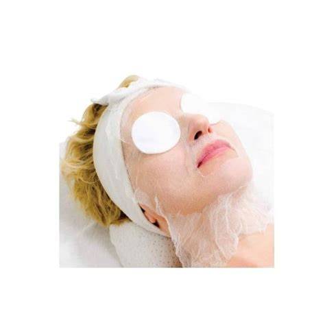 Aplicación de gasa cosmética en rostro