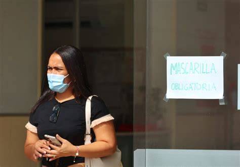 Entrada de farmacia con mascarilla obligatoria