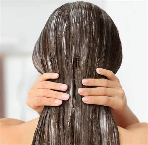 Mascarilla capilar aplicada en el cabello