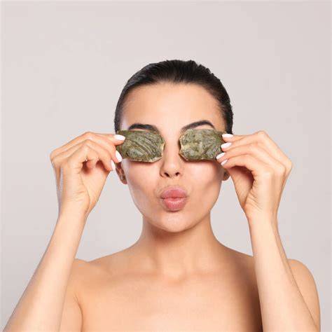 Compresas frías de té verde sobre ojos
