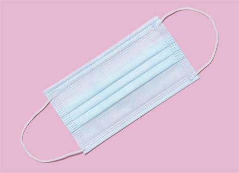 Mascarilla médica cubriendo nariz y boca