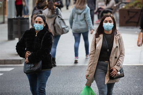 Personas con mascarilla en calles asiáticas