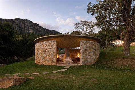 Arquitectura al aire libre integrada en paisaje