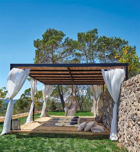 Jardín exterior con pérgola y zona de descanso