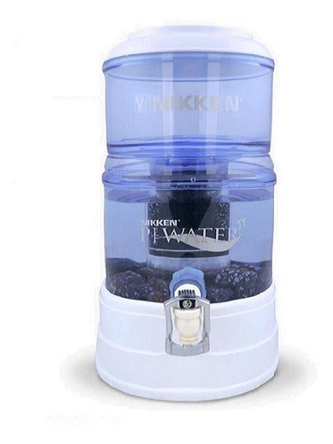 Filtro Pi Water Nikken sobre una cocina