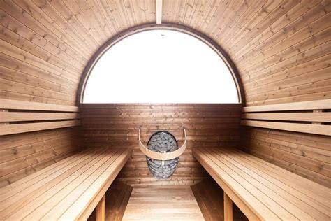 Sauna exterior de madera en jardín