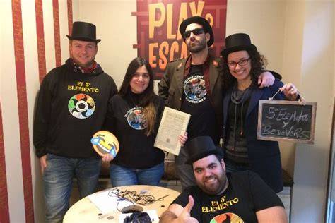 grupo resolviendo escape room urbano en Girona