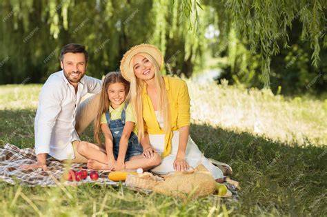 familia disfrutando vacaciones naturaleza