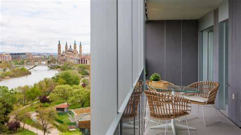 Terrazas con vistas al Pilar y río Ebro