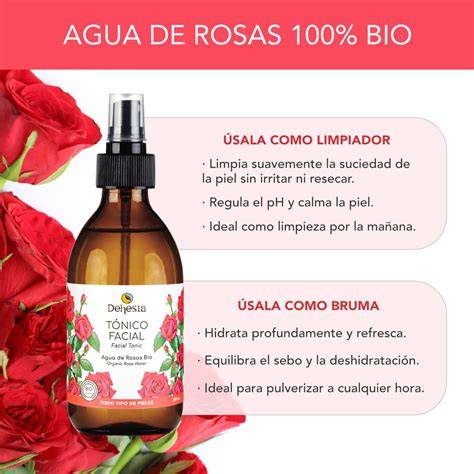 Aplicación de agua de rosas sobre el rostro