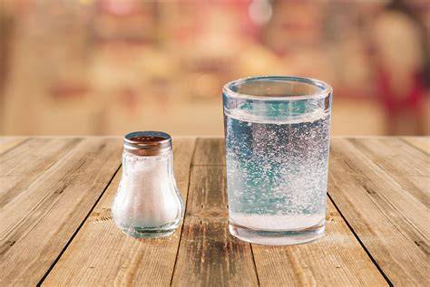 Recipiente con agua de mar y sal