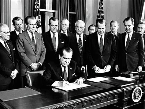 Richard Nixon firma Ley de Aire Limpio