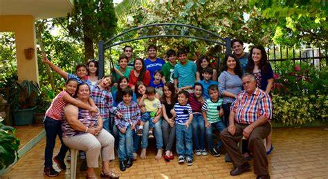Familia numerosa en casa