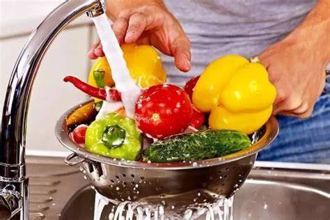 Lavado de verduras bajo agua potable