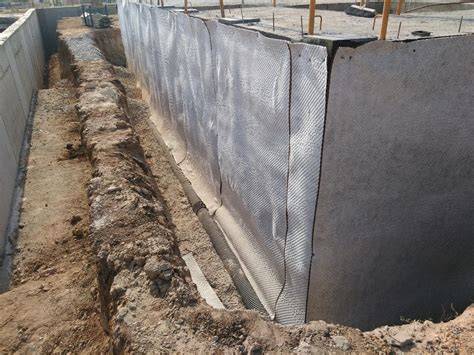 Instalación de lámina drenante en muro