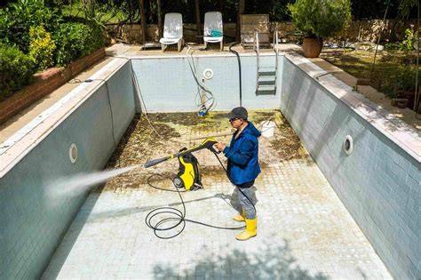 limpieza de pared de piscina vacía