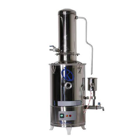 Destilador de agua doméstico en cocina