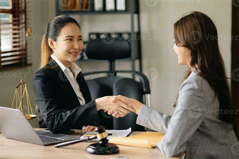 Abogada atendiendo a un cliente