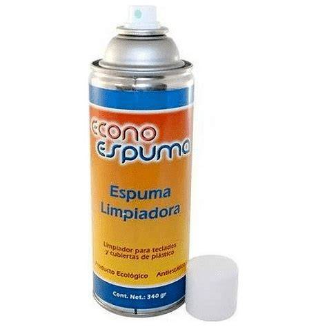 Aplicación de espuma limpiadora en evaporador