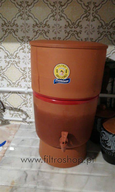 Filtro de barro brasileiro em cozinha portuguesa