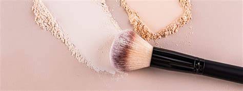 Aplicación de polvos translúcidos sobre maquillaje