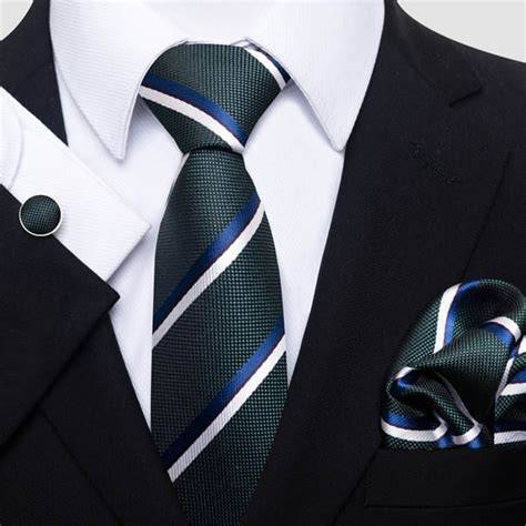 Conjunto formal de corbata y mascarilla