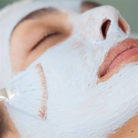 Aplicación de mascarilla facial peel-off