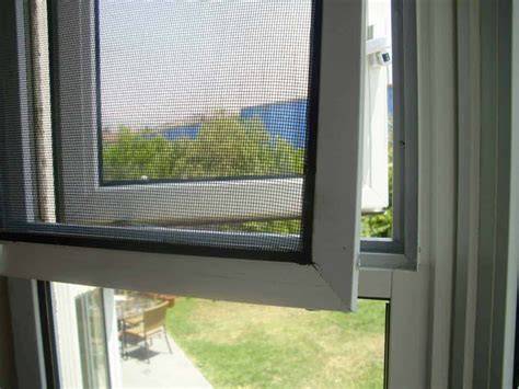 Ventana abierta con mosquitera instalada