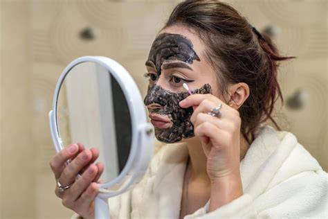 Mascarilla magnética negra aplicada en rostro