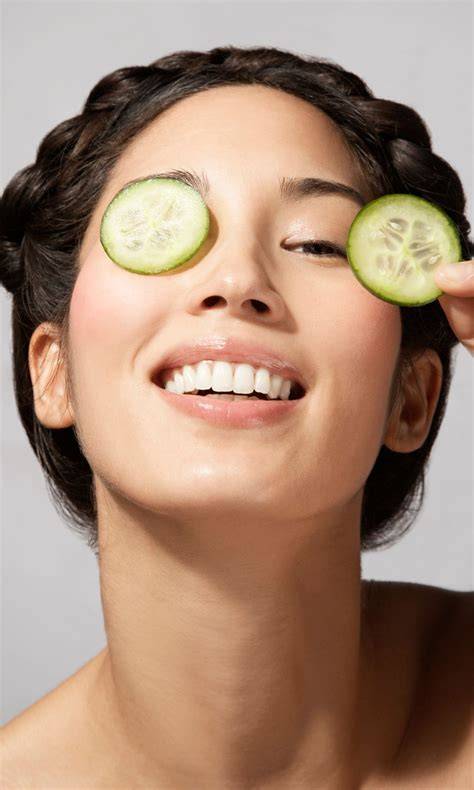 Rodajas de pepino frío sobre ojos cerrados