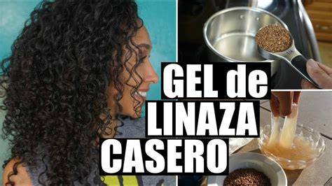 Aplicación de gel de linaza en cabello rizado