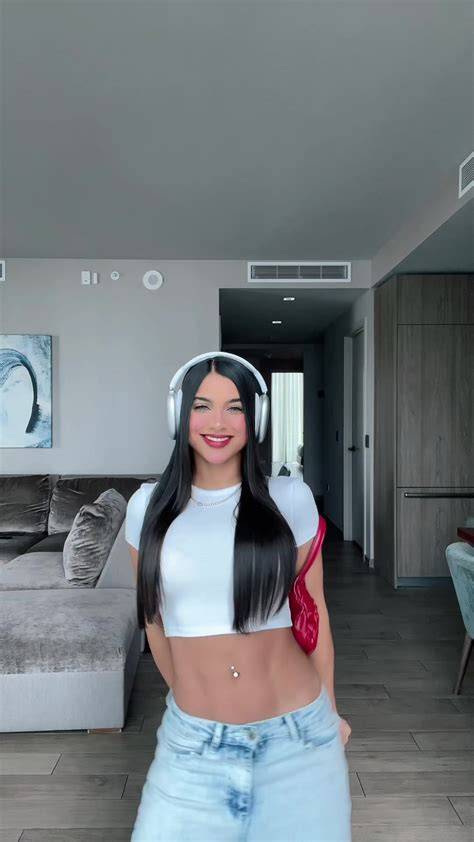 Valeria Carruyo grabando video para TikTok