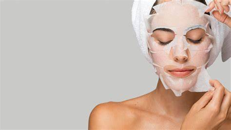 Mascarilla facial hidratante sobre piel