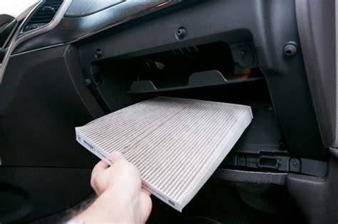 Ubicación del filtro de habitáculo Nissan Primera