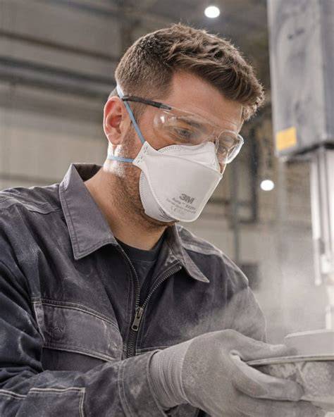 Trabajador con mascarilla FFP2 en entorno industrial