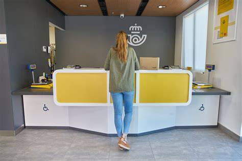 Reparto de mascarillas en oficinas de Correos