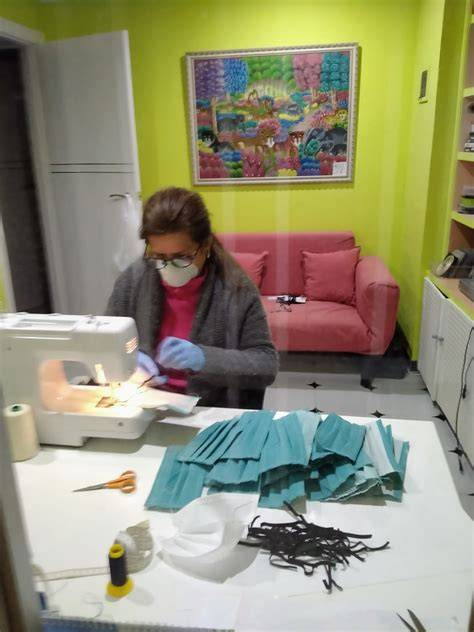 Voluntariado cosiendo mascarillas en casa